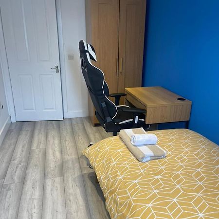 One Bedroom In Spacious Bungalow, Free Parking & Private Entrance EDI Exteriér fotografie