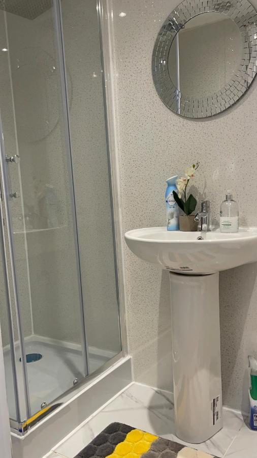 One Bedroom In Spacious Bungalow, Free Parking & Private Entrance EDI Exteriér fotografie