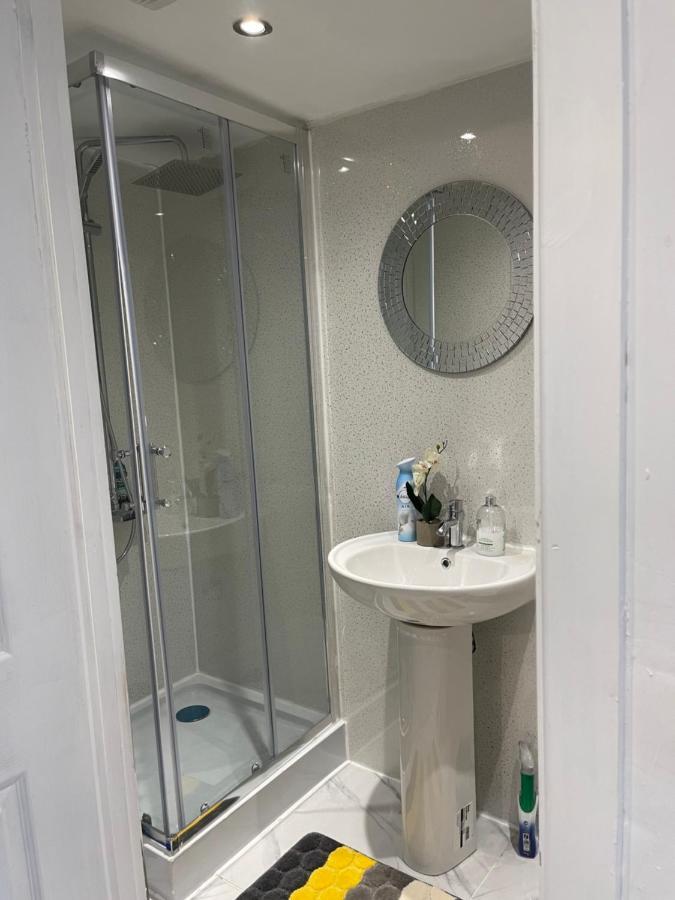 One Bedroom In Spacious Bungalow, Free Parking & Private Entrance EDI Exteriér fotografie