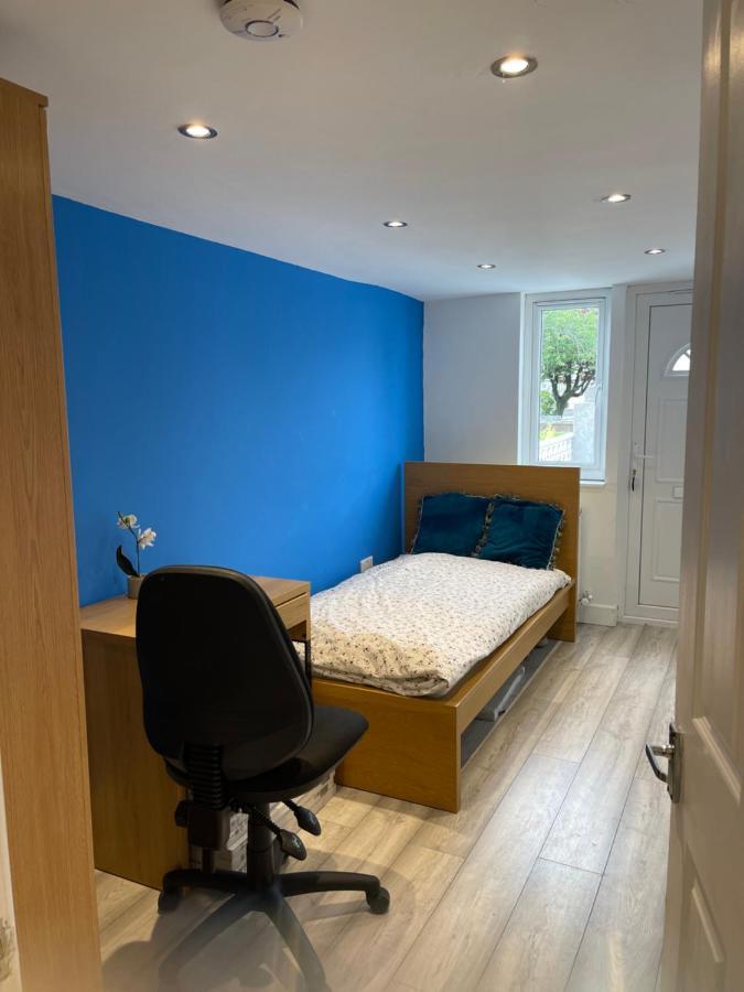 One Bedroom In Spacious Bungalow, Free Parking & Private Entrance EDI Exteriér fotografie
