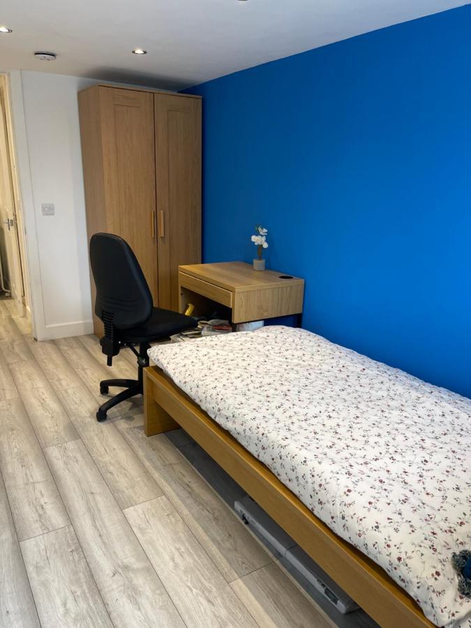 One Bedroom In Spacious Bungalow, Free Parking & Private Entrance EDI Exteriér fotografie