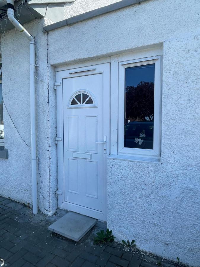 One Bedroom In Spacious Bungalow, Free Parking & Private Entrance EDI Exteriér fotografie