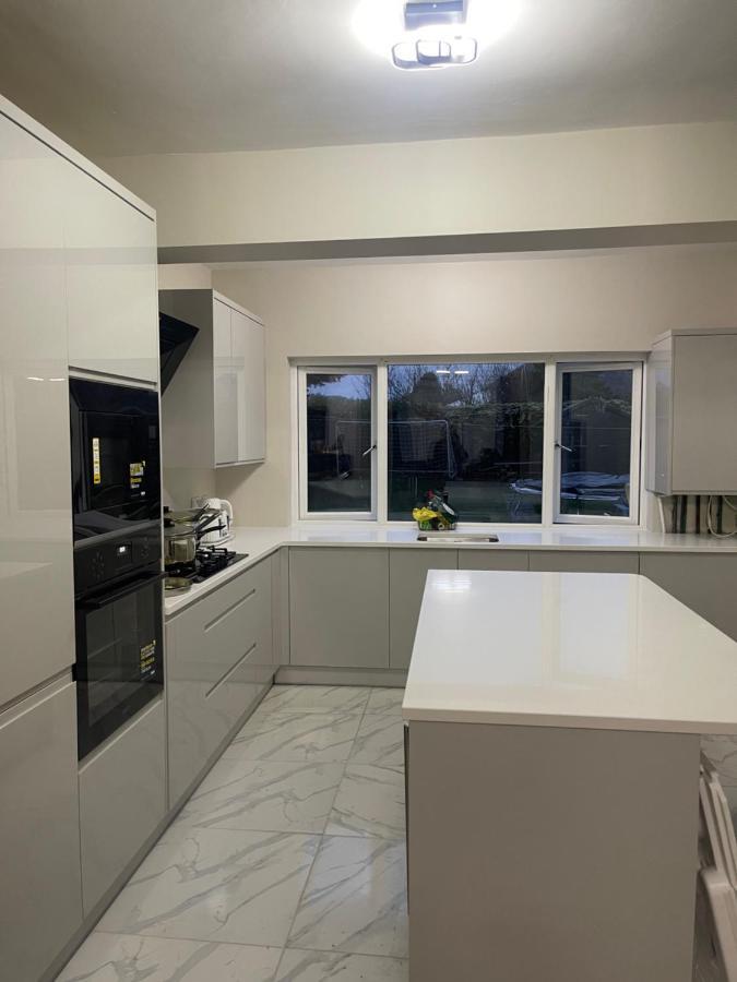 One Bedroom In Spacious Bungalow, Free Parking & Private Entrance EDI Exteriér fotografie