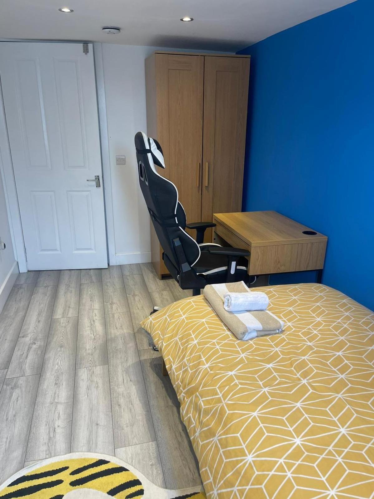One Bedroom In Spacious Bungalow, Free Parking & Private Entrance EDI Exteriér fotografie